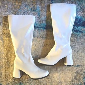 White Go Go boots zipper shiny block heel 9